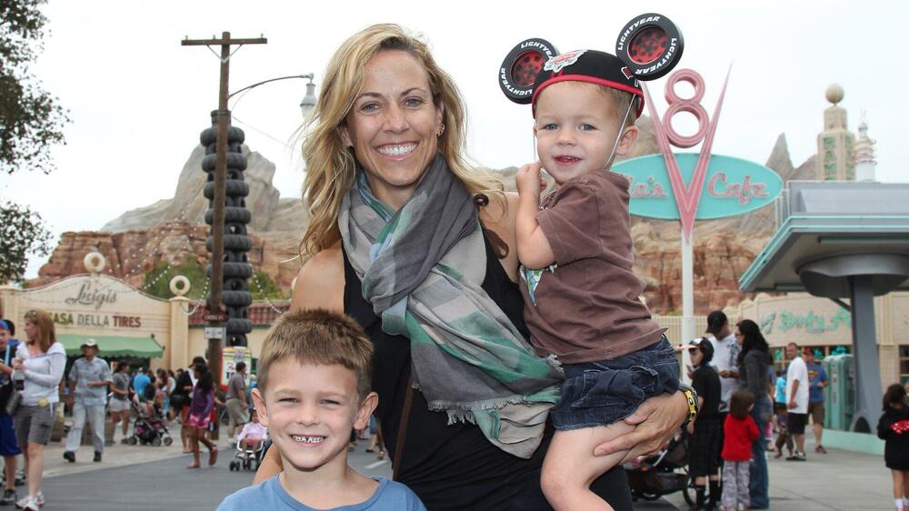 sheryl-crow-sons-wyatt-crow-levi-crow-disney.thumb.jpg.0ebbfb5778456fc439d1eeb7855eddb8.jpg