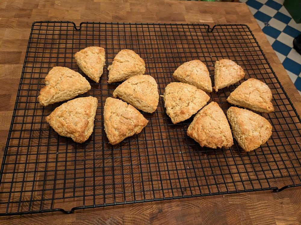 scones.thumb.jpg.a7431e8319cfaff696df924fdd0421b3.jpg